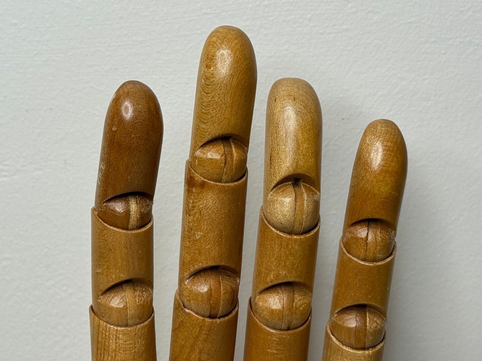 photo for sale Antieke winkelstandaard, gelede handmodel voor Dents of Worcester handschoenen, ca. 1920
