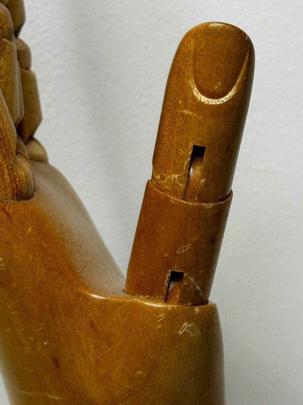 photo vinterior Antieke winkelstandaard, gelede handmodel voor Dents of Worcester handschoenen, ca. 1920