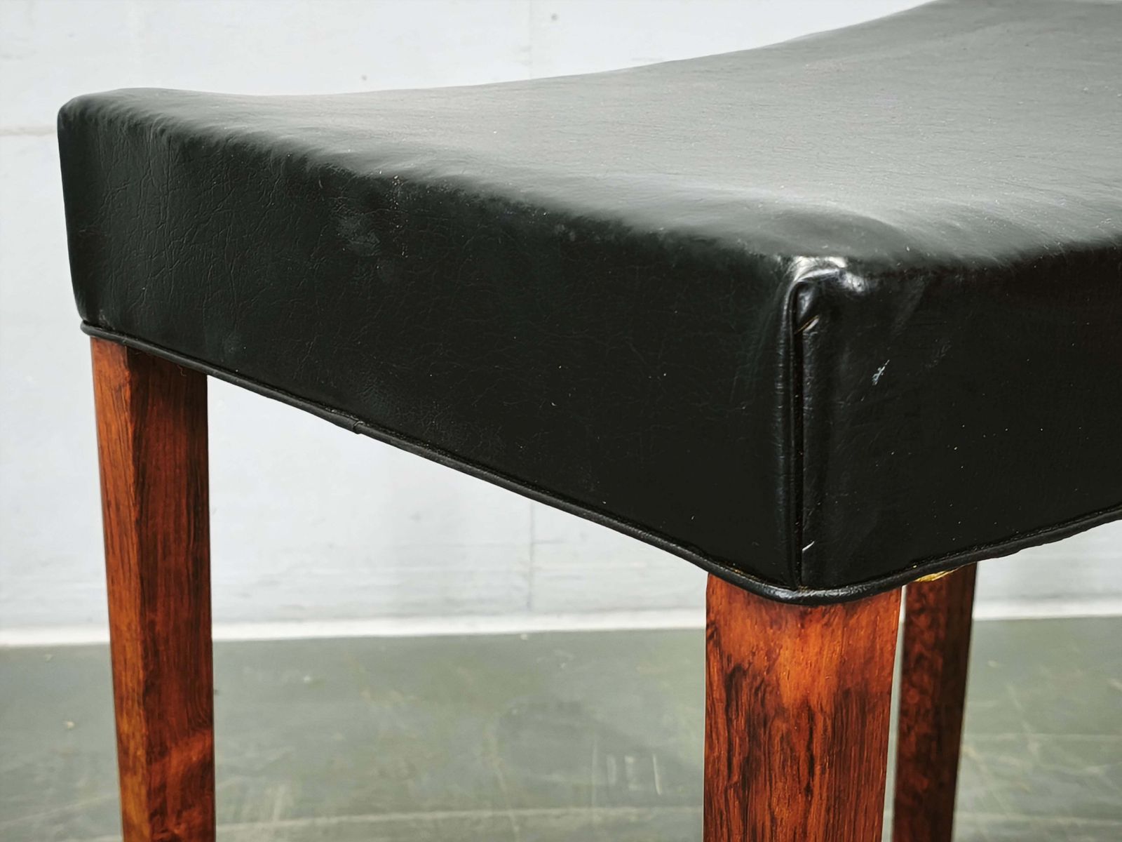 Jaren 1960 Danish Modern, Mid-Century Modern, kruk van hout en zwart leer photo vinterior