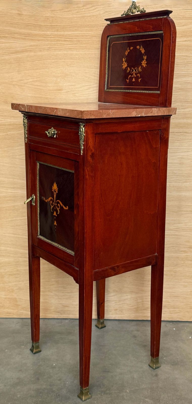 Paire de tables de chevet d'époque espagnoles, plateaux en marbre, marqueterie et laiton photo vinterior