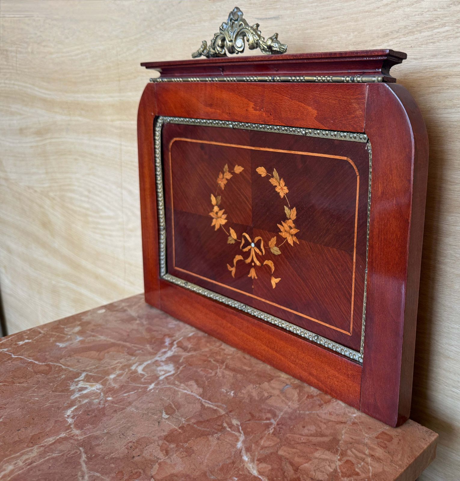 photo furniture Paire de tables de chevet d'époque espagnoles, plateaux en marbre, marqueterie et laiton