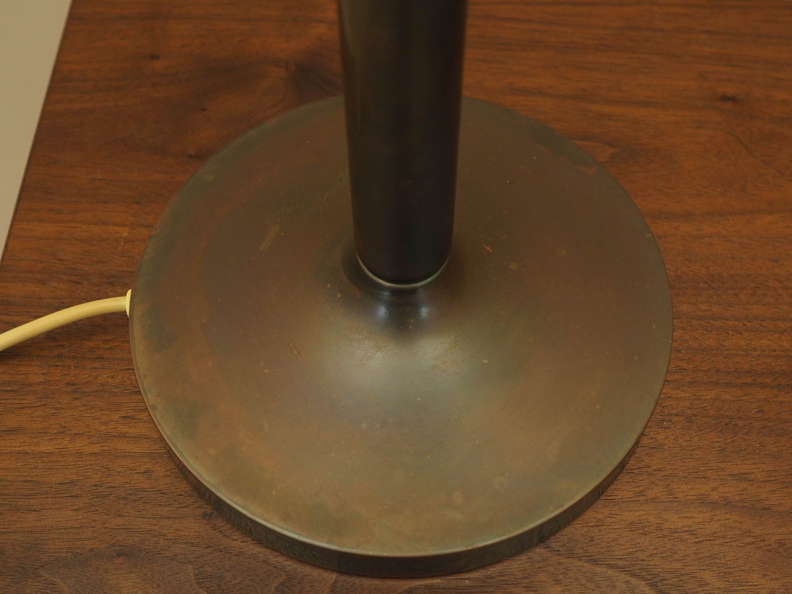 photo furniture Deense Bureaulamp Ca. Jaren 1960 Met Lensvorming Kap, Bruine Metalen Voet, Art Deco Invloeden