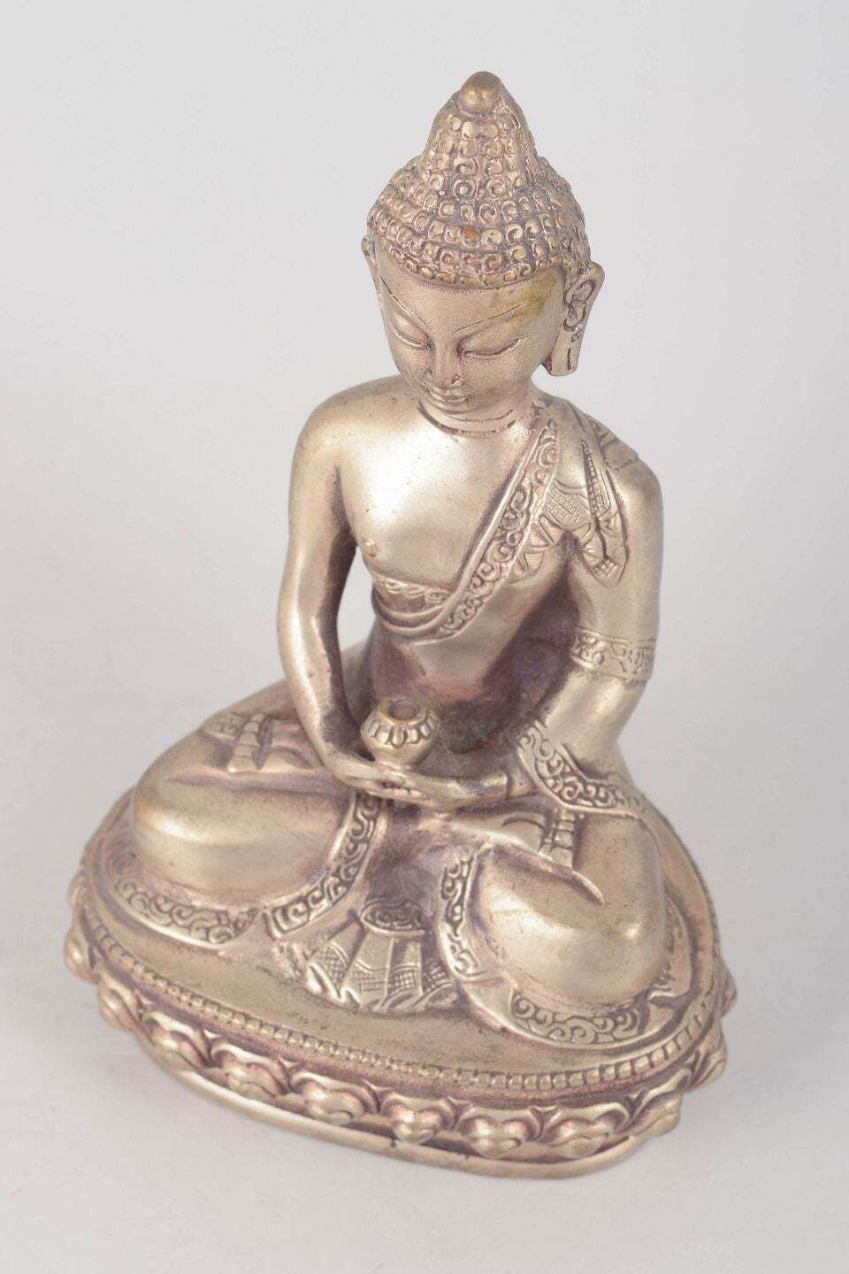Statuette de Bouddha assis en métal argenté, Asie, XIXe siècle photo furniture