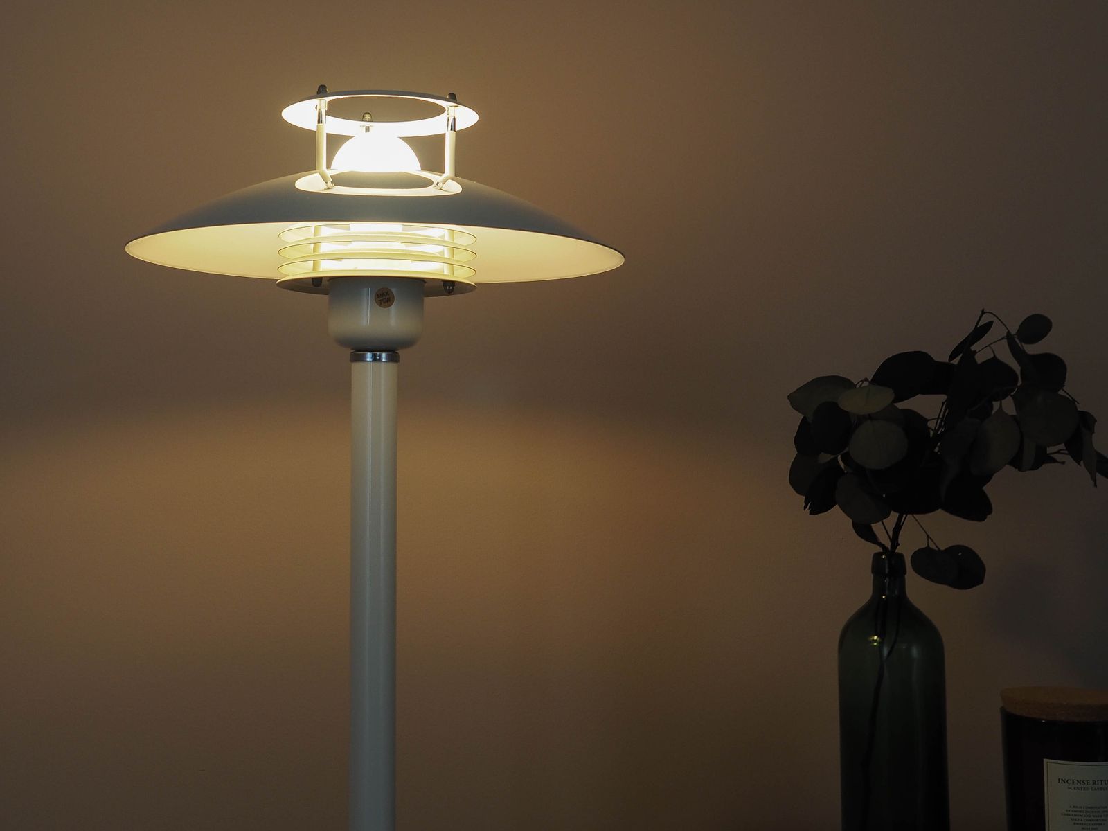 photo furniture Deense vloerlamp in wit metaal, minimalistisch Scandinavisch design, jaren 1970
