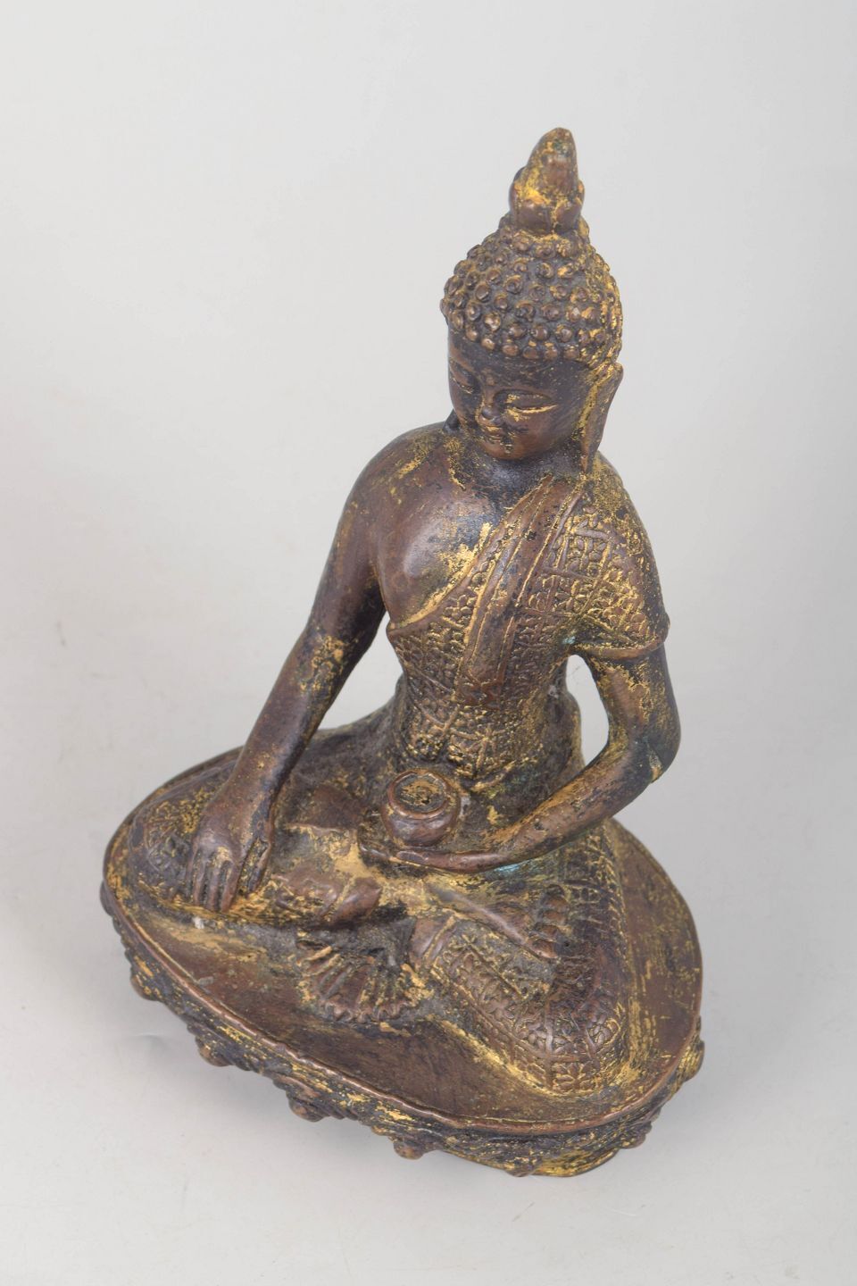 Statuette de Bouddha assis en bronze doré, posture méditative. Asie, XIXe siècle photo furniture