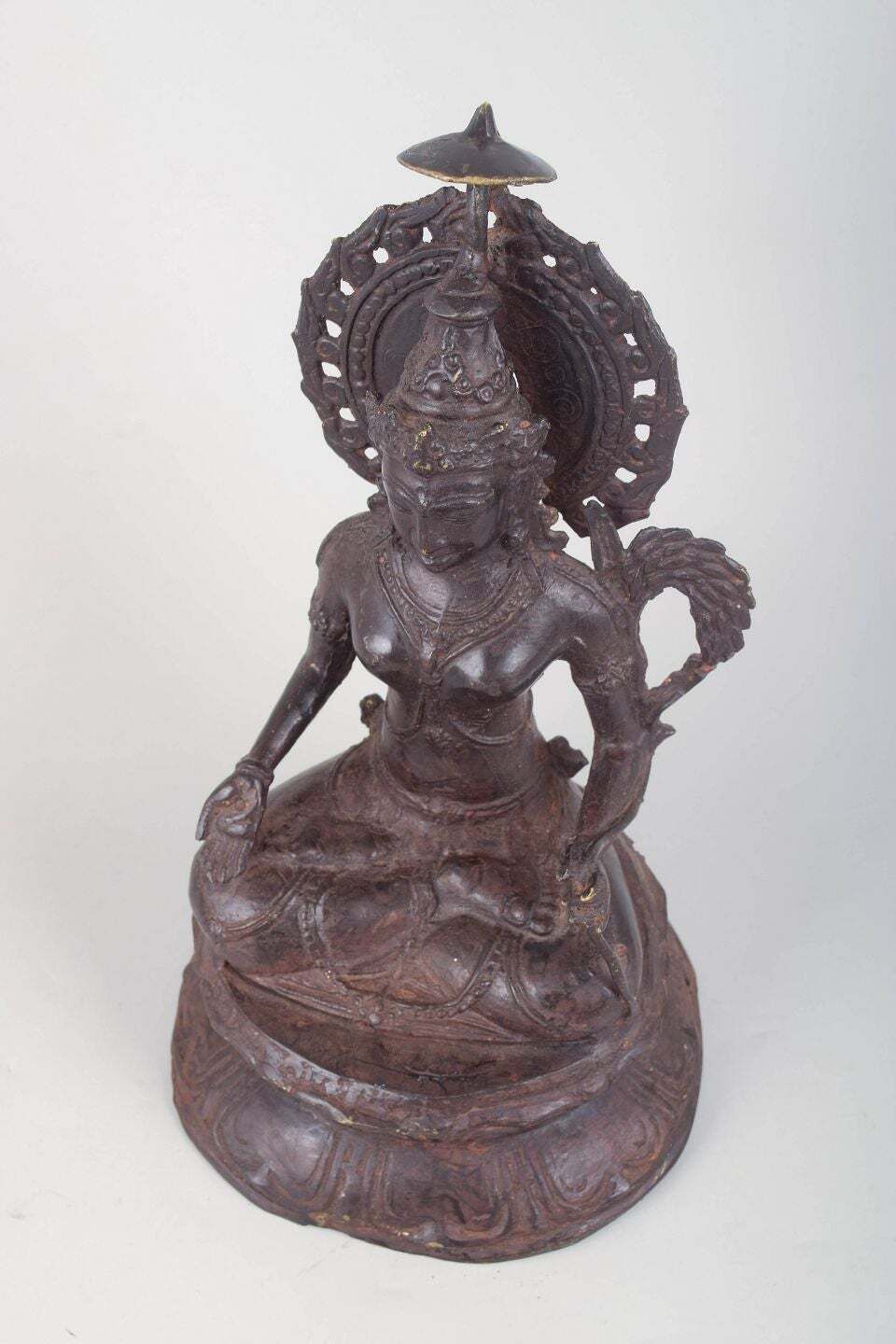 Figure bouddhiste assise en bronze patiné, Asie, XIXe siècle photo furniture