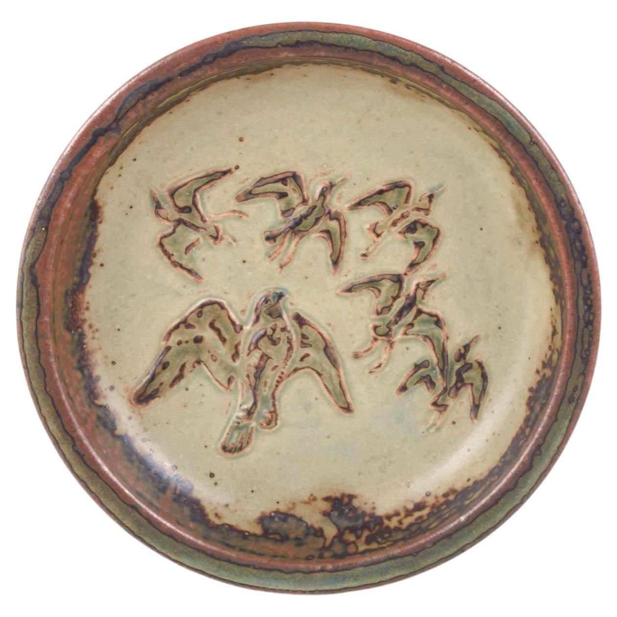 Plat en grès Knud Kyhn pour Royal Copenhagen, décor en relief d'un vol d'oiseaux