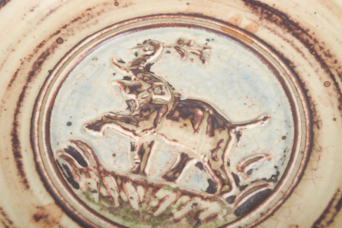 Plat en grès rond Knud Kyhn pour Royal Copenhagen, décor en relief d'un éléphant. photo for sale
