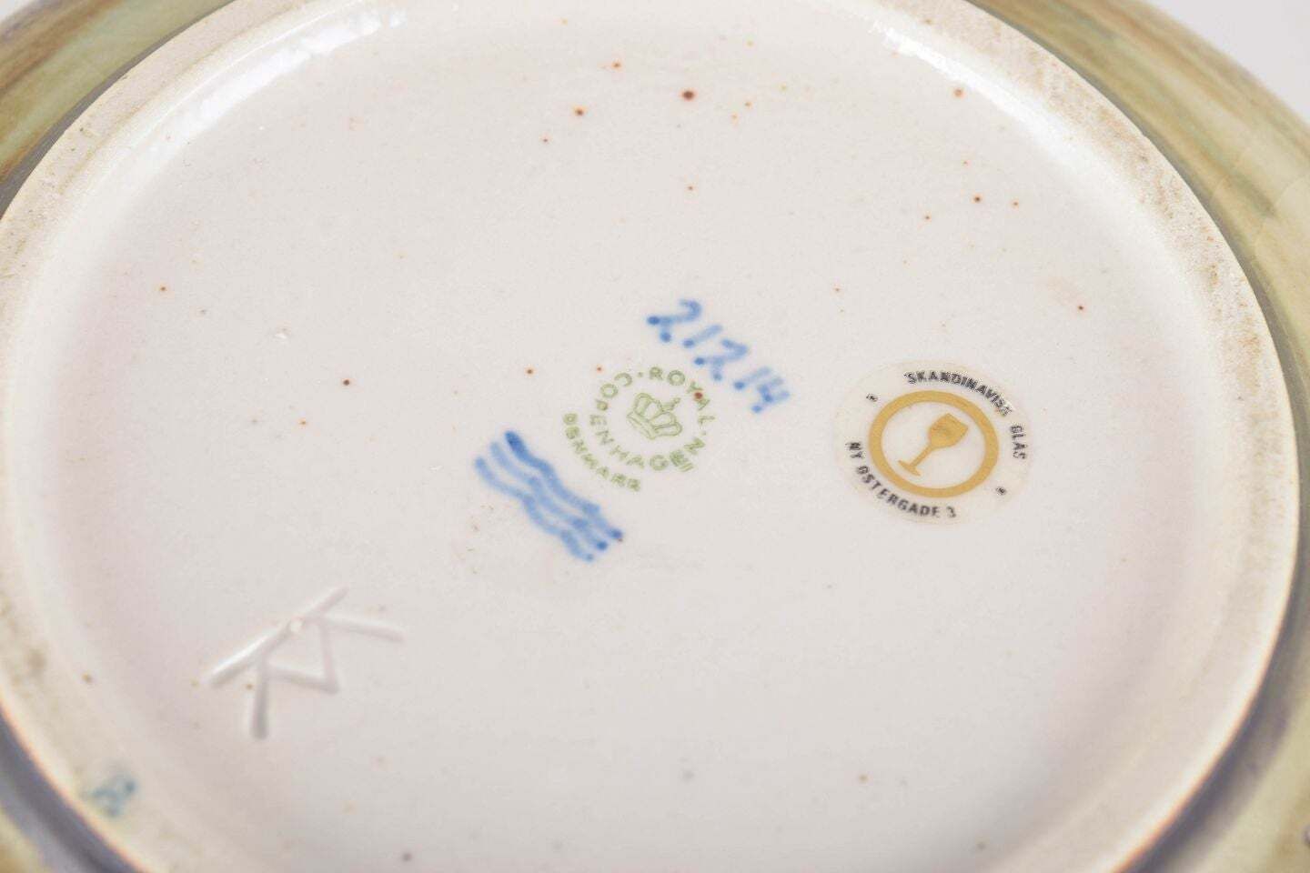 Plat en grès Knud Kyhn pour Royal Copenhagen, décor en relief de cerf, années 1970 photo Décoration