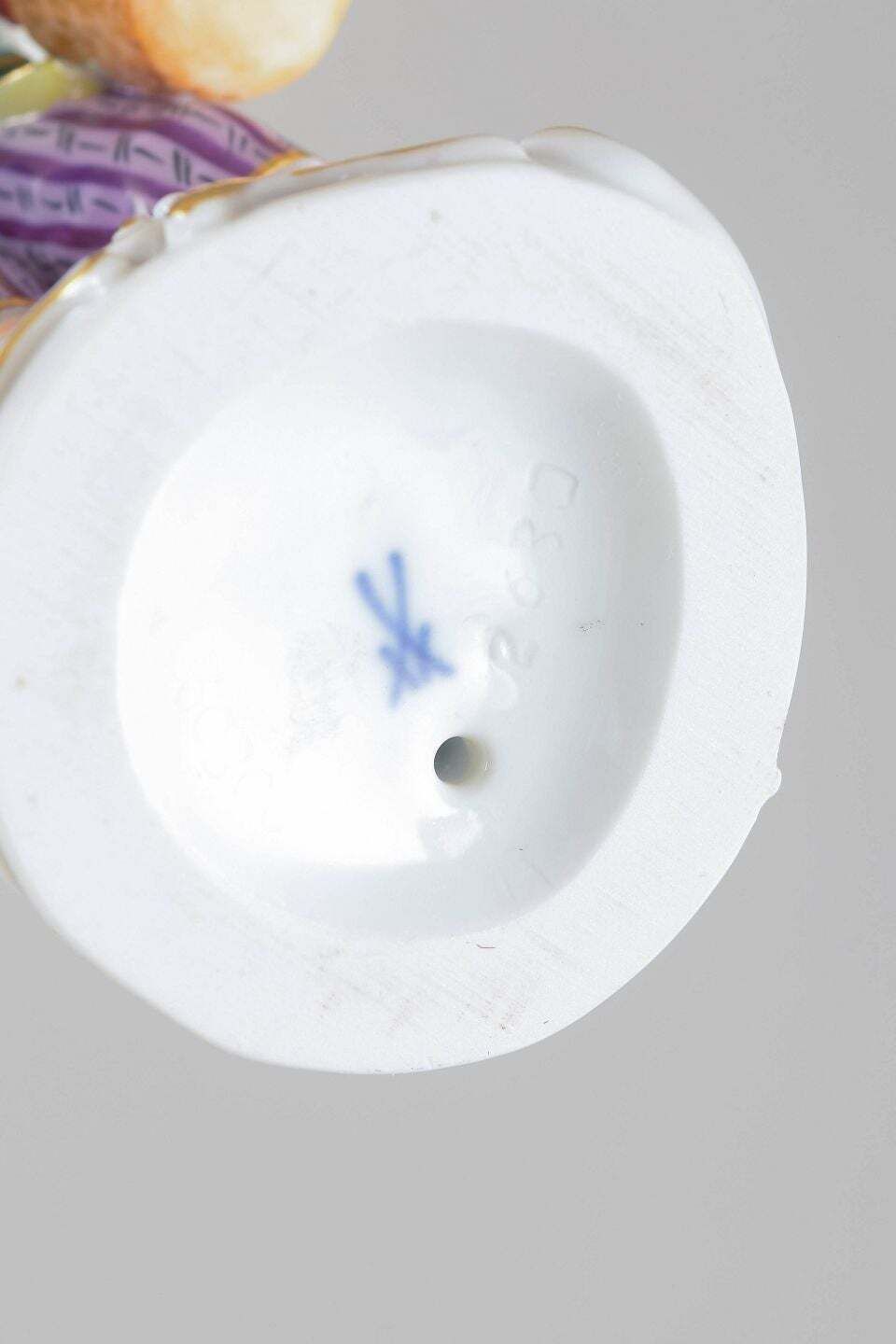 Meissen, Allemagne. Figurine en porcelaine d'un garçon aux paniers de raisins. Début du XXe siècle photo Décoration