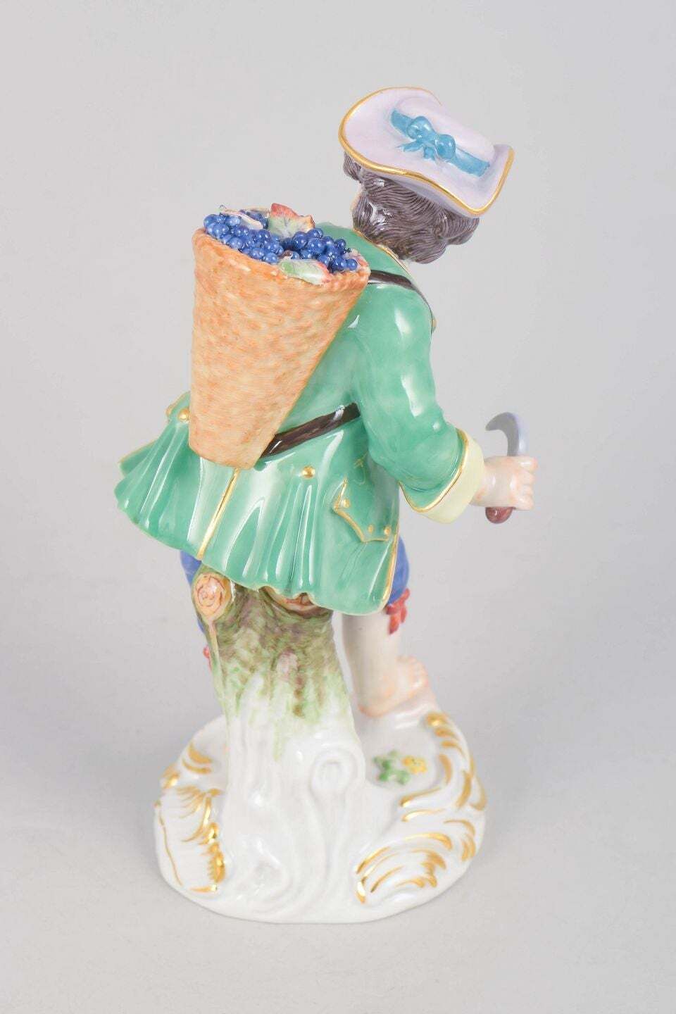 Meissen, Duitsland. Porseleinen beeldje van jongen met mand vol druiven. Begin 20e eeuw. photo furniture