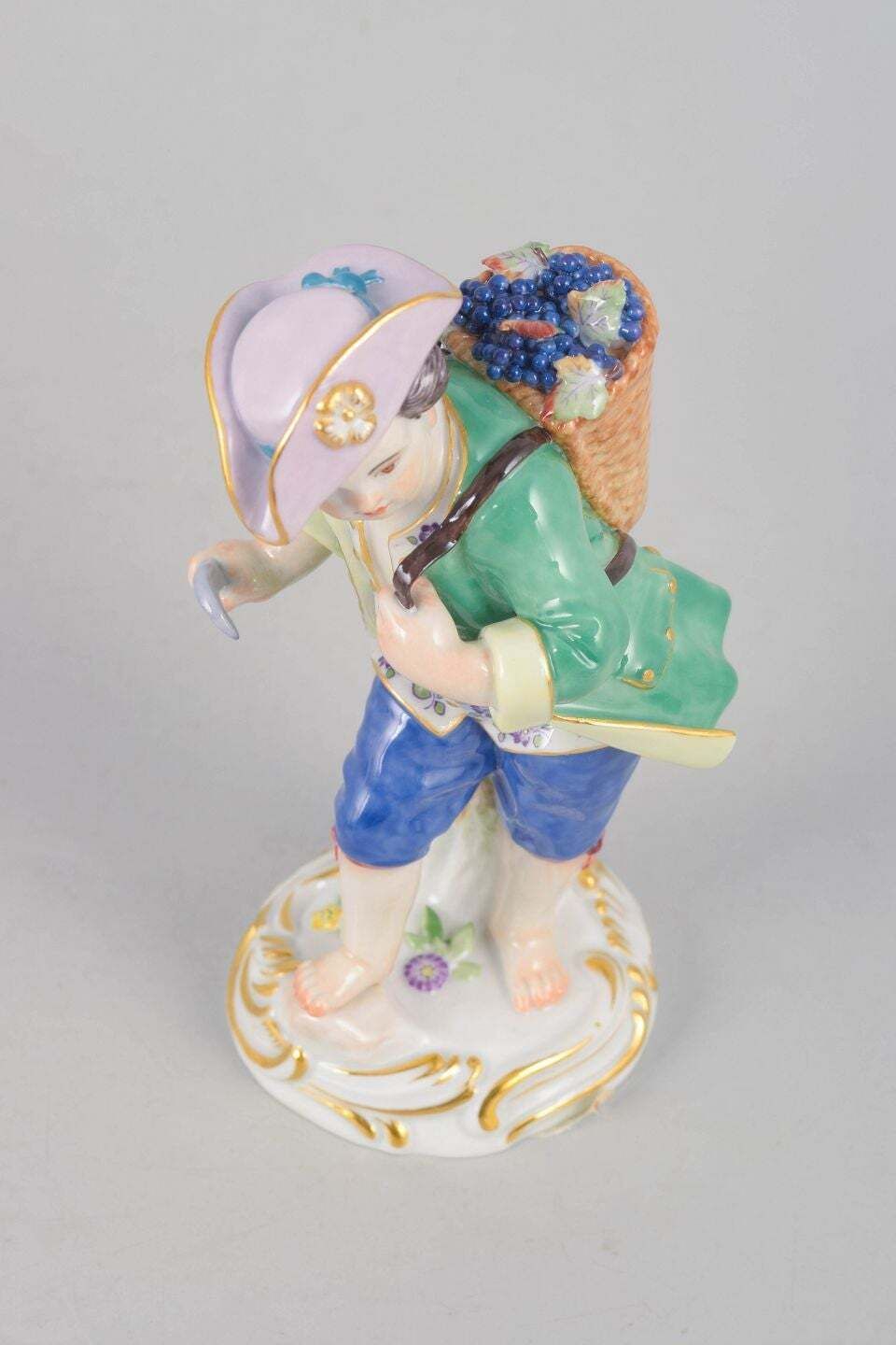 Meissen, Duitsland. Porseleinen beeldje van jongen met mand vol druiven. Begin 20e eeuw. photo for sale