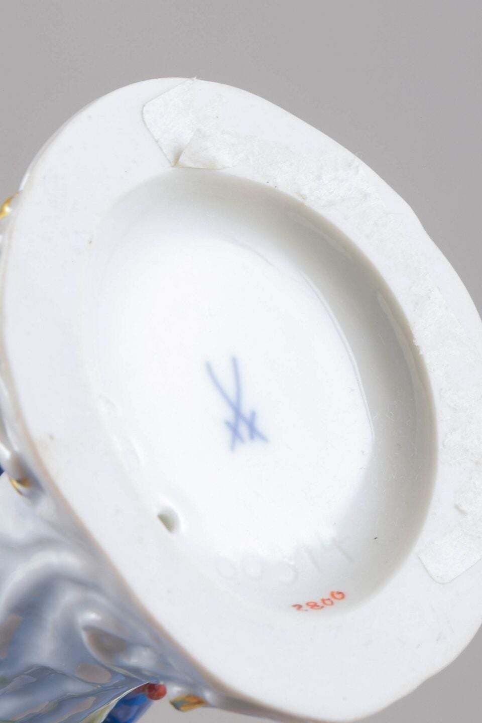 Meissen, Duitsland. Porseleinen beeldje van jongen met mand vol druiven. Begin 20e eeuw. photo Woonaccessoires