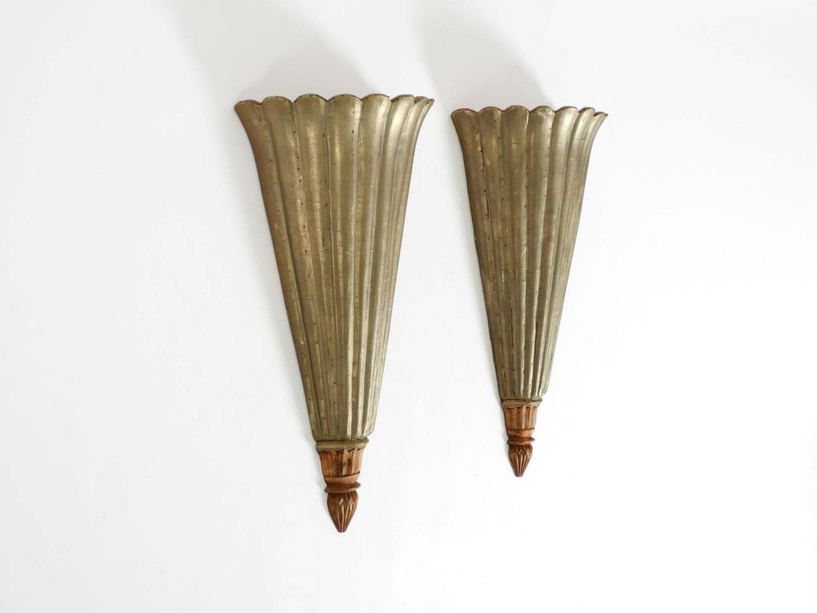 Paar zeldzame grote wandlampen uit de jaren 1950 van hout bekleed met aluminium photo for sale