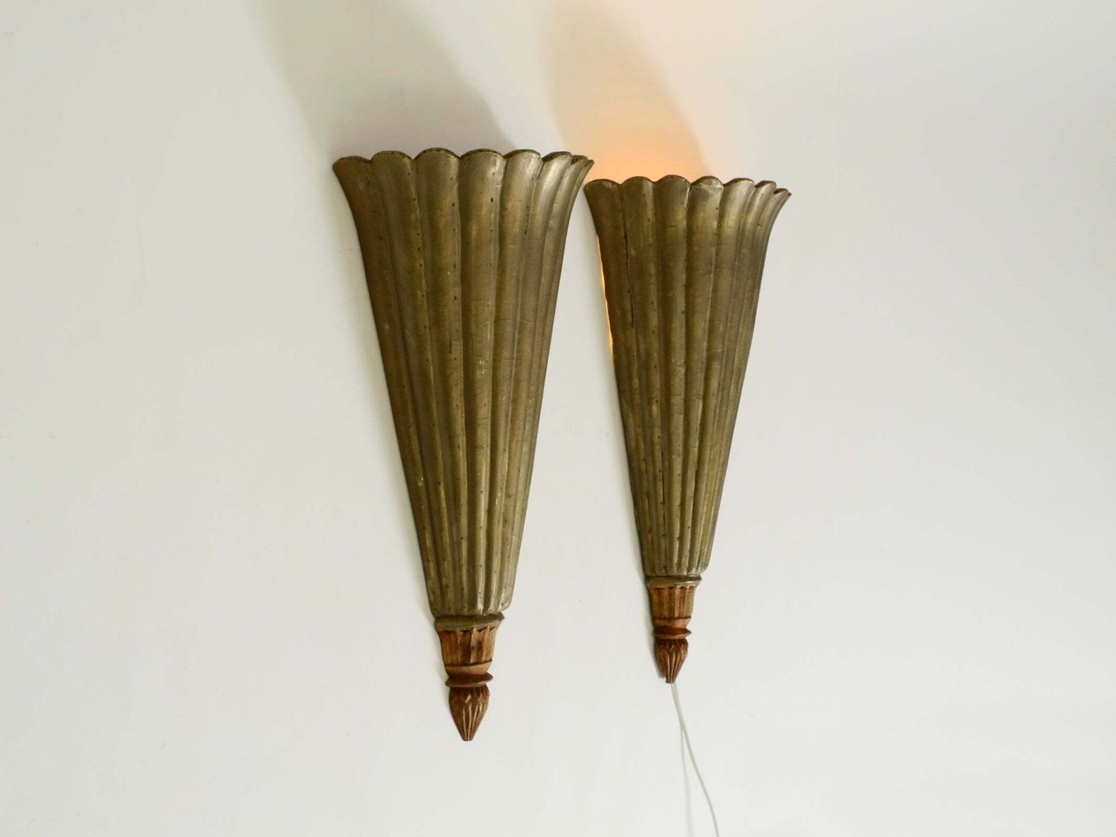 Paar zeldzame grote wandlampen uit de jaren 1950 van hout bekleed met aluminium photo buy