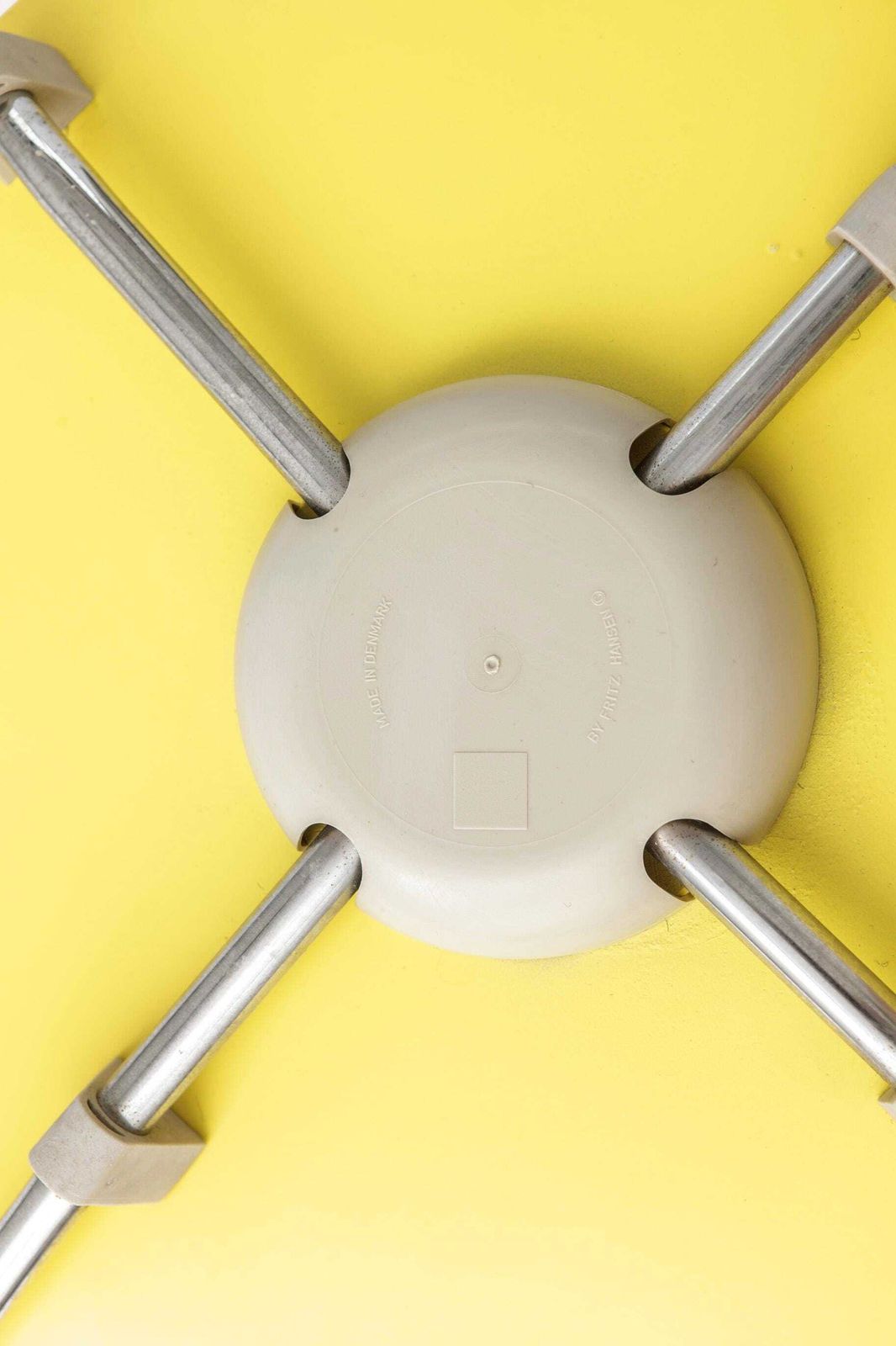 photo furniture Arne Jacobsen Series 7 Chair Model 3107 | Yellow Fritz Hansen Dining Chair | Danish Design Classic, 1990s