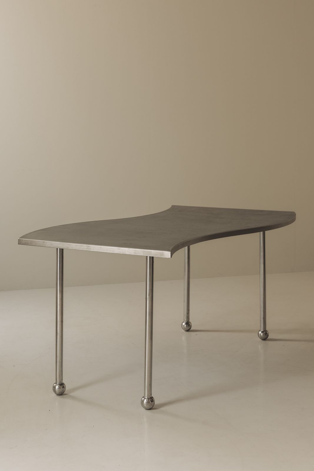 Postmodern stalen tafel met vrije vorm, Frankrijk ca. jaren 1980 photo vinterior