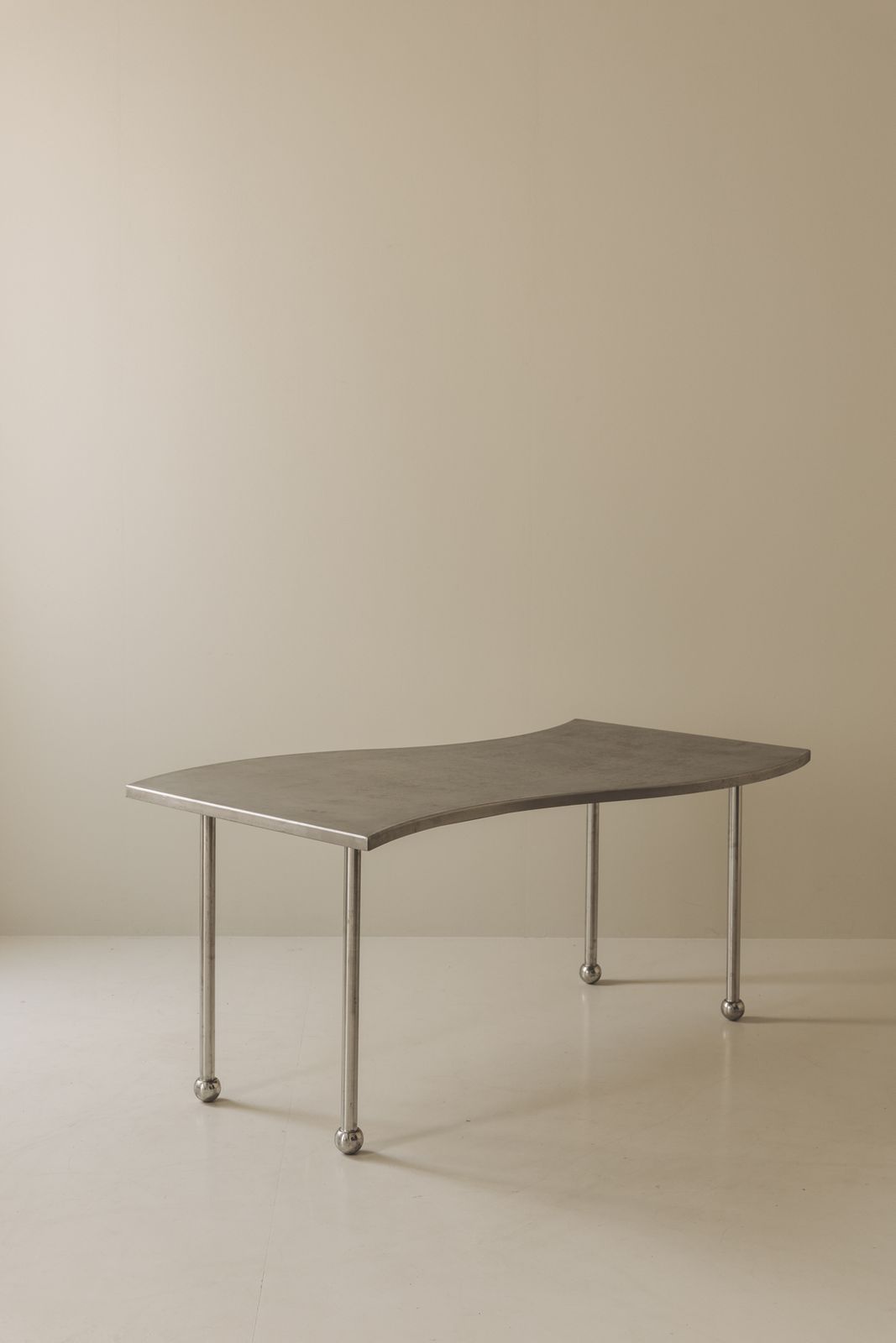 photo furniture Postmodern stalen tafel met vrije vorm, Frankrijk ca. jaren 1980