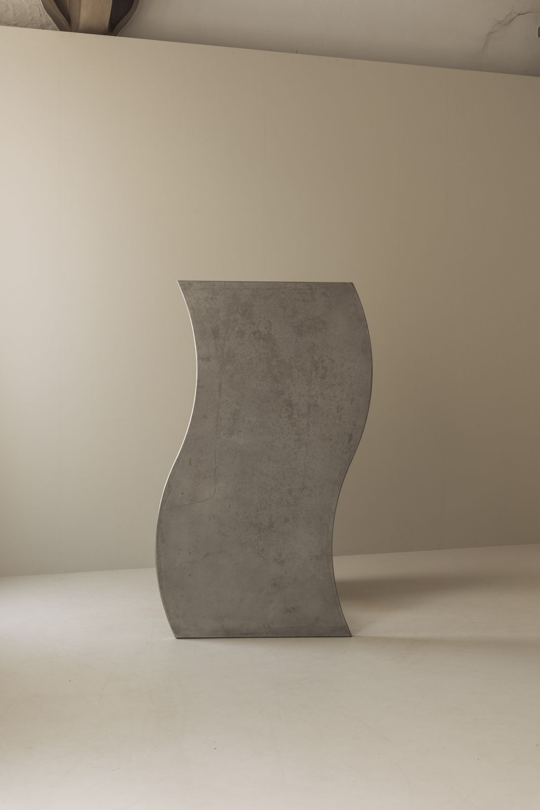 3000.0 Postmodern stalen tafel met vrije vorm, Frankrijk ca. jaren 1980 photo