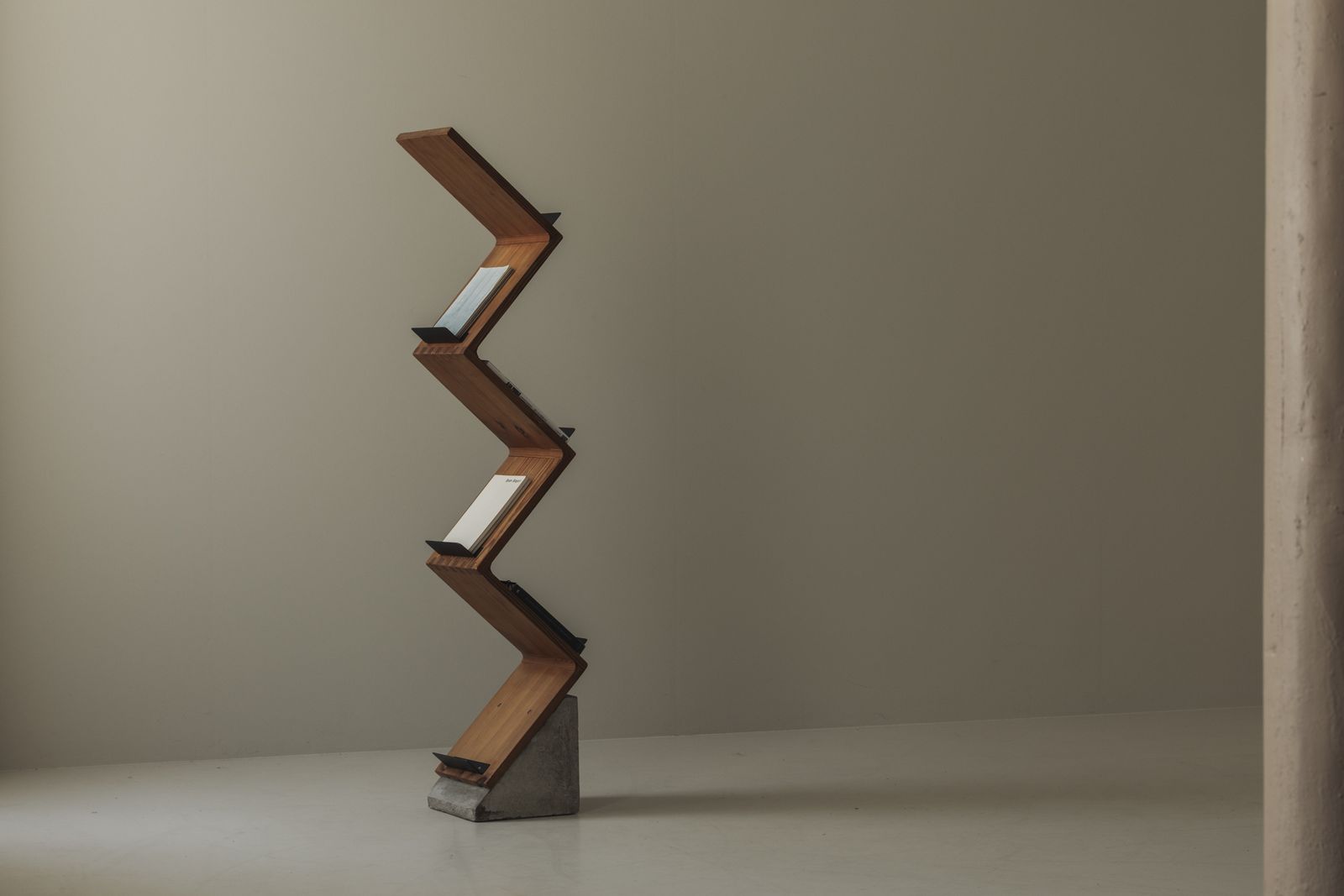 Sculpturaal tijdschriftenrek naar voorbeeld van Jonas Bohlin's iconische Zink-ontwerp, jaren 1980