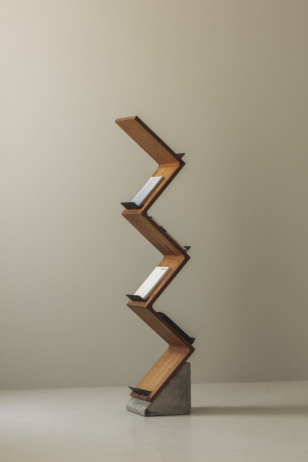 Sculpturaal tijdschriftenrek naar voorbeeld van Jonas Bohlin's iconische Zink-ontwerp, jaren 1980 photo furniture
