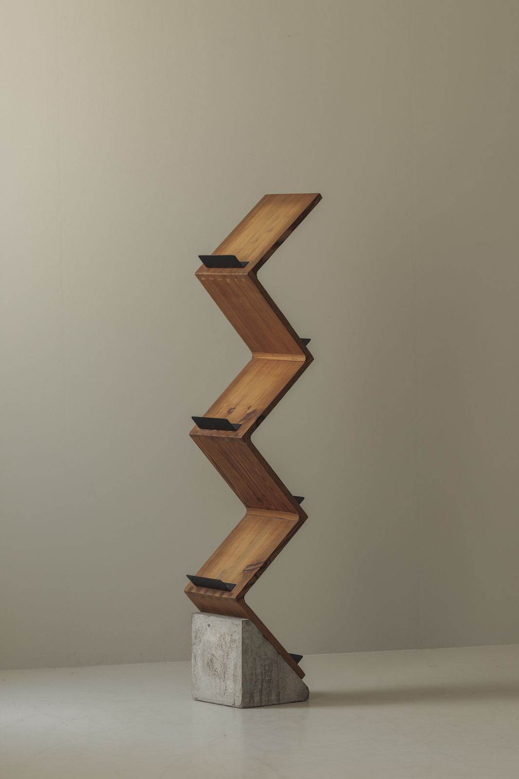 photo furniture Sculpturaal tijdschriftenrek naar voorbeeld van Jonas Bohlin's iconische Zink-ontwerp, jaren 1980