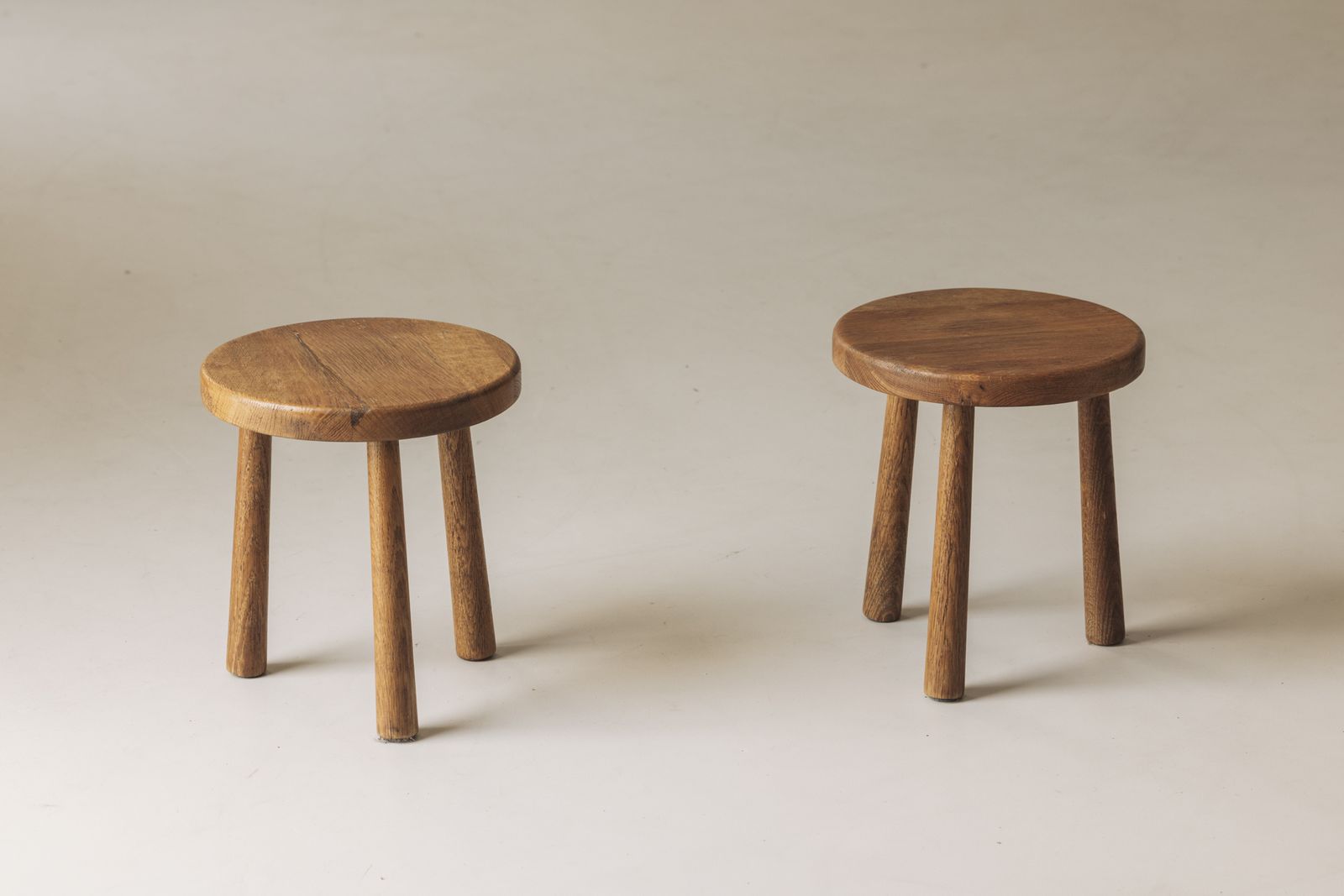 Sculptural Set van Twee Massief Eiken Krukken, Geproduceerd in Frankrijk, ca. jaren 1960. photo for sale
