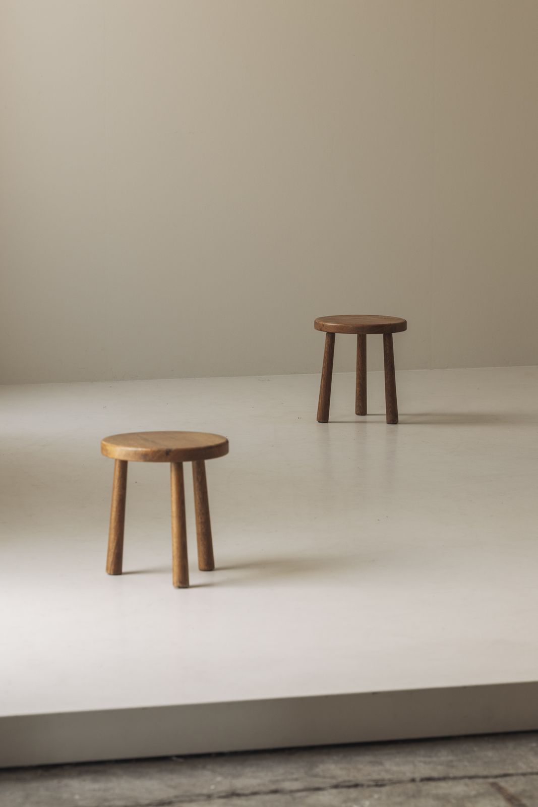 Sculptural Set van Twee Massief Eiken Krukken, Geproduceerd in Frankrijk, ca. jaren 1960. photo vinterior
