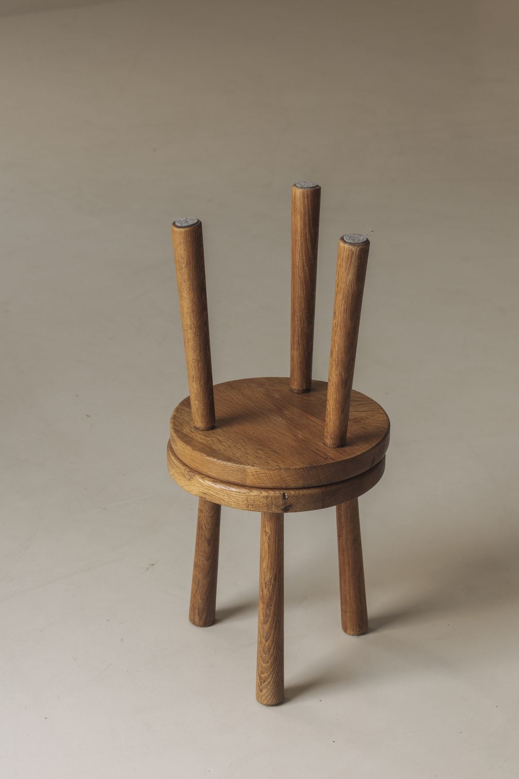 Sculptural Set van Twee Massief Eiken Krukken, Geproduceerd in Frankrijk, ca. jaren 1960. photo vintage