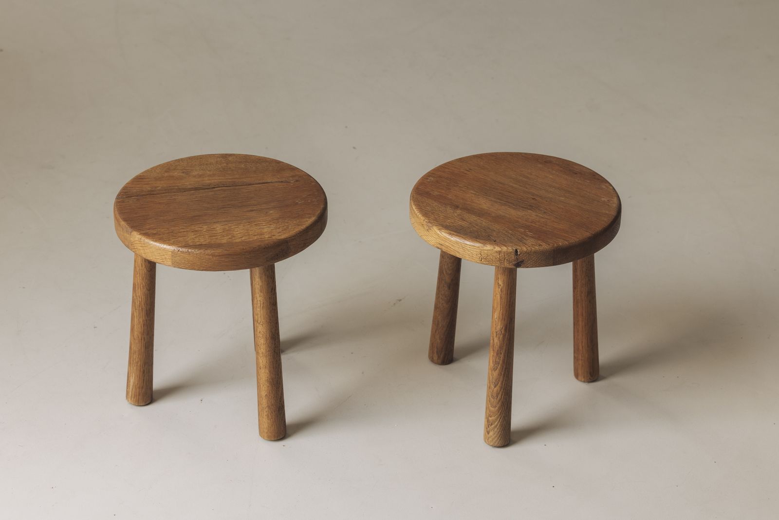 photo furniture Sculptural Set van Twee Massief Eiken Krukken, Geproduceerd in Frankrijk, ca. jaren 1960.