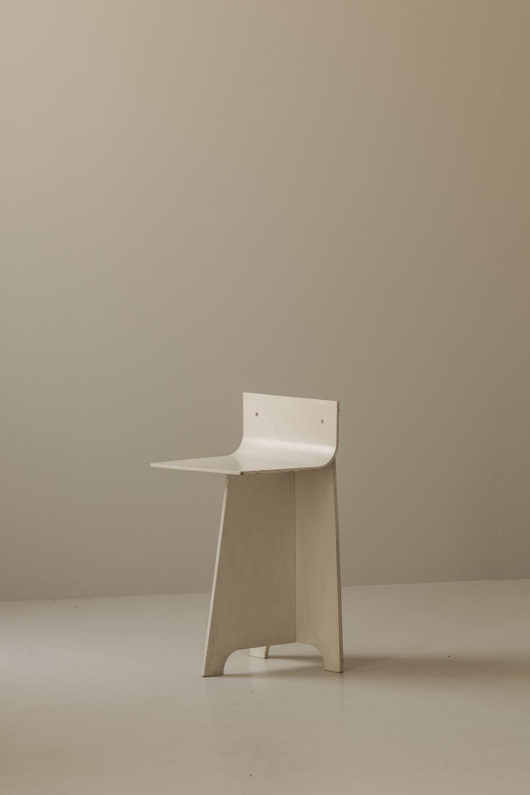 Decoratieve sculpturale Franse gebroken witte multiplex fauteuil, jaren 1940 photo furniture