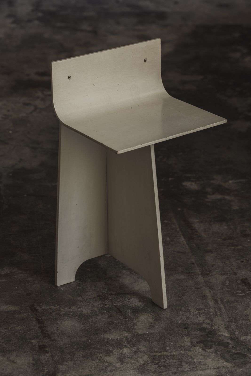 1000.0 Decoratieve sculpturale Franse gebroken witte multiplex fauteuil, jaren 1940 photo