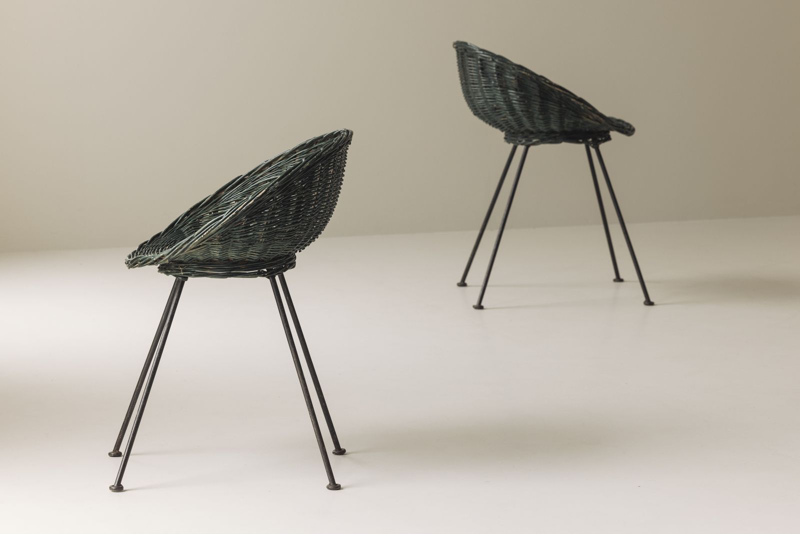 Verfijnd paar rieten stoelen, Frankrijk ca. jaren 1970 photo furniture