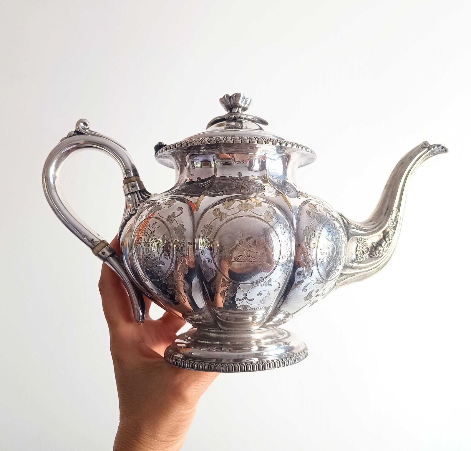 Antiek W & G Sissons verzilverd theepot en biscuit-/suikerschaal, meloenmodel met fazantenwapen photo vinterior