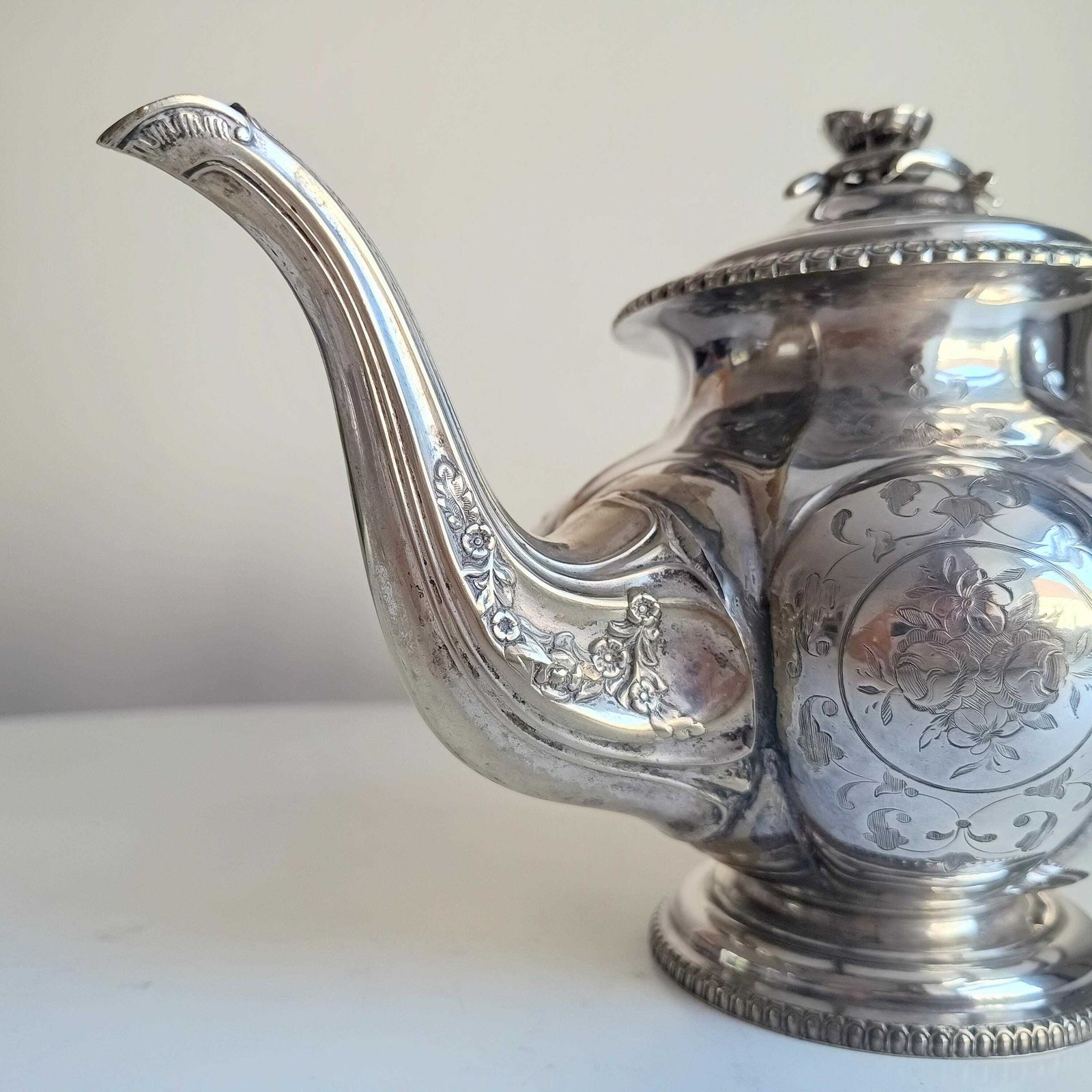photo for sale Antiek W & G Sissons verzilverd theepot en biscuit-/suikerschaal, meloenmodel met fazantenwapen
