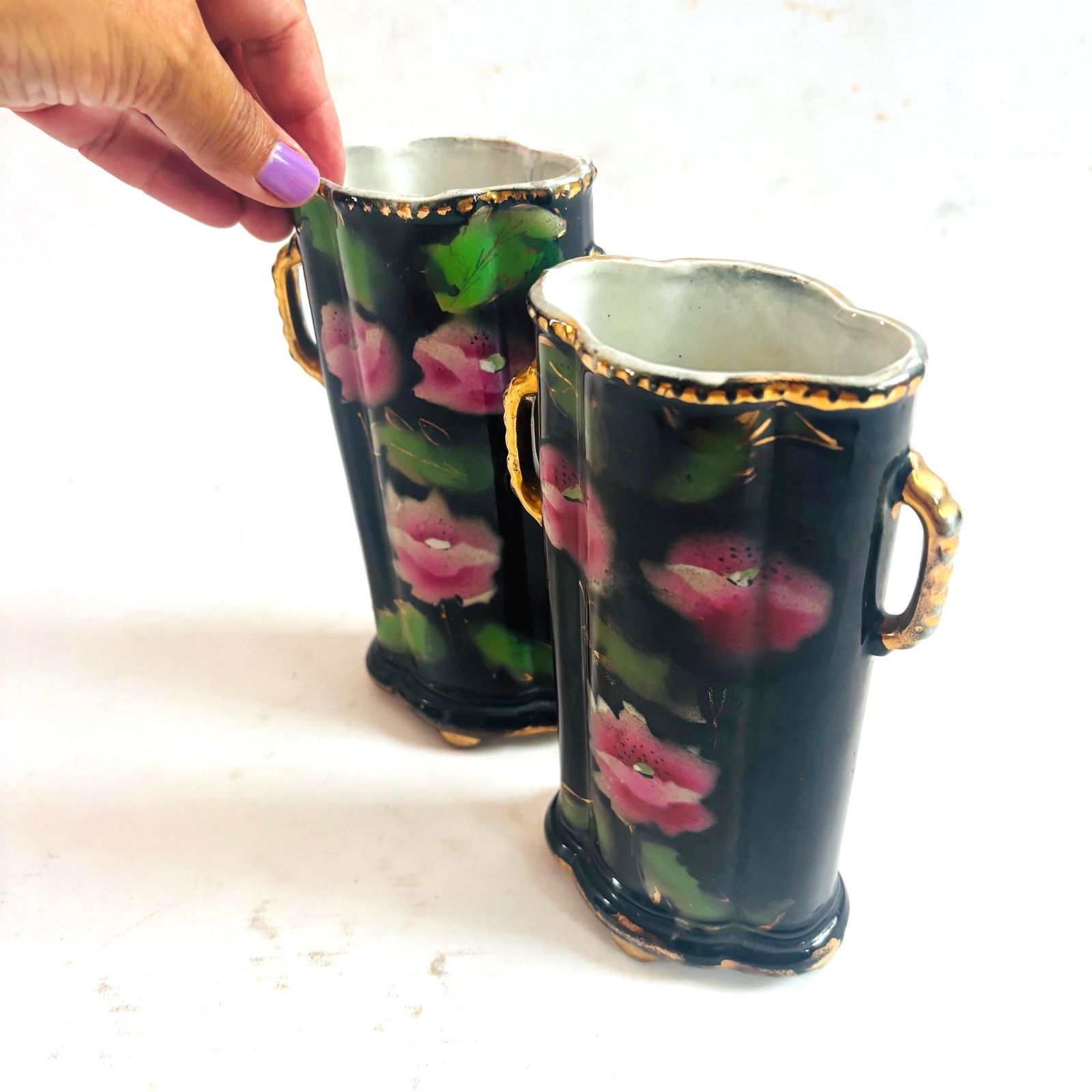 Décoration Paire de vases spill Winterton Ware noirs à décor floral d'époque, vers 1920 photo