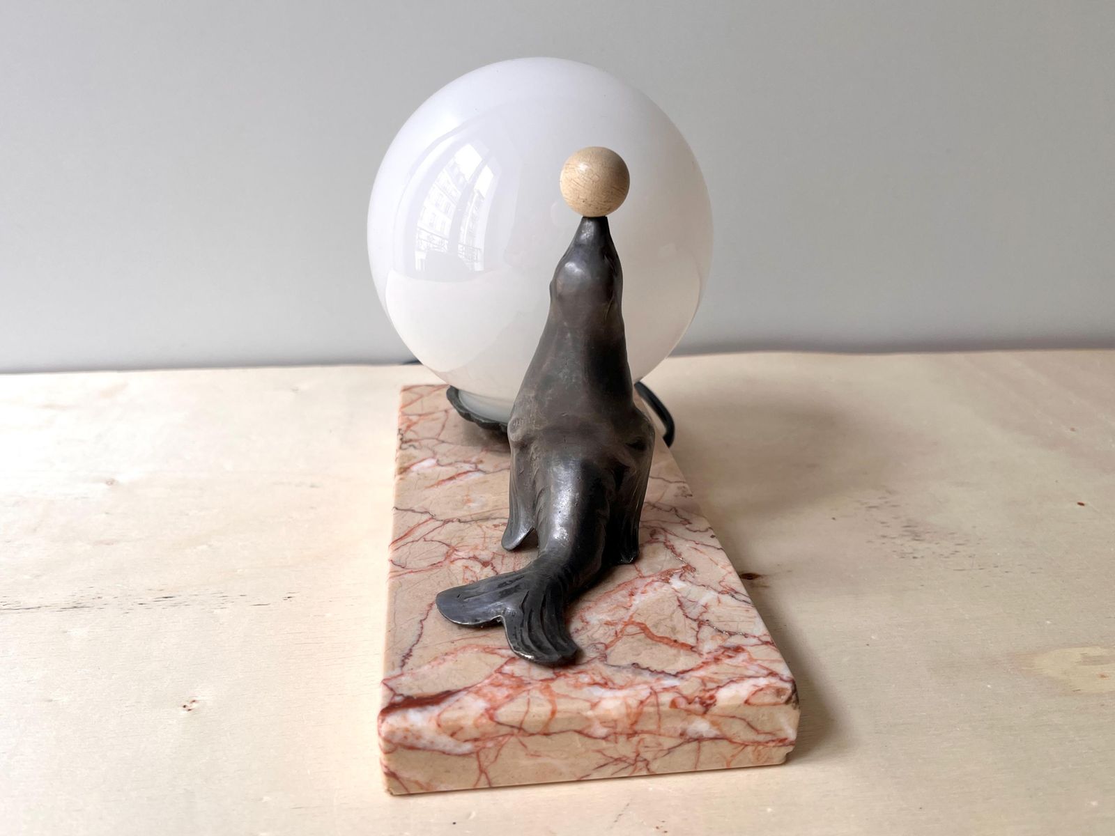 Antiek art deco tafellampje in marmer en spelter, "The Sea Lion Playing With Balloon", bolverlichting jaren 1930 photo Verlichting