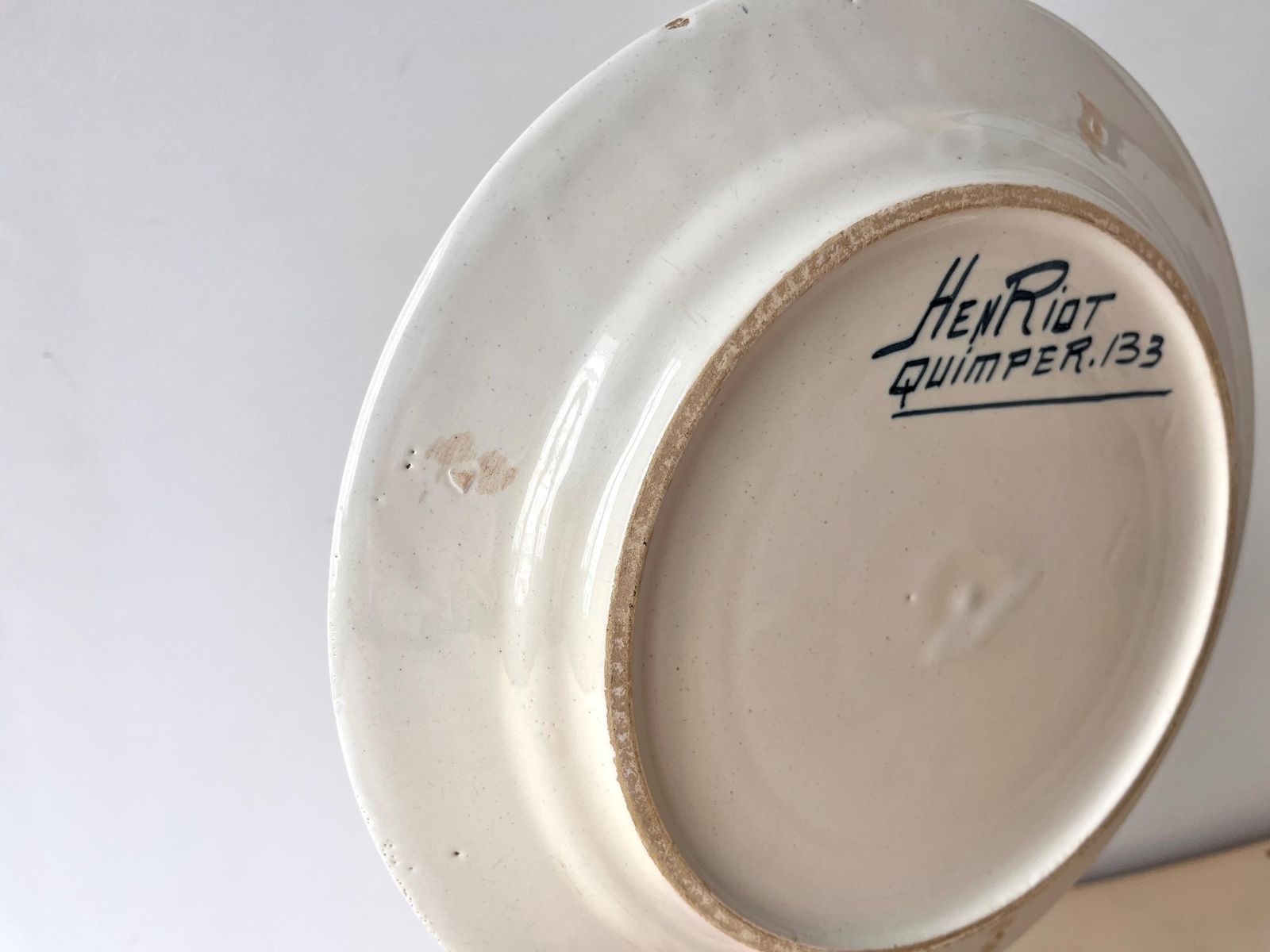 Antiek Henriot Quimper bord van Jim Eugène Sevellec, Bretonse visser, aardewerk, art deco photo vintage