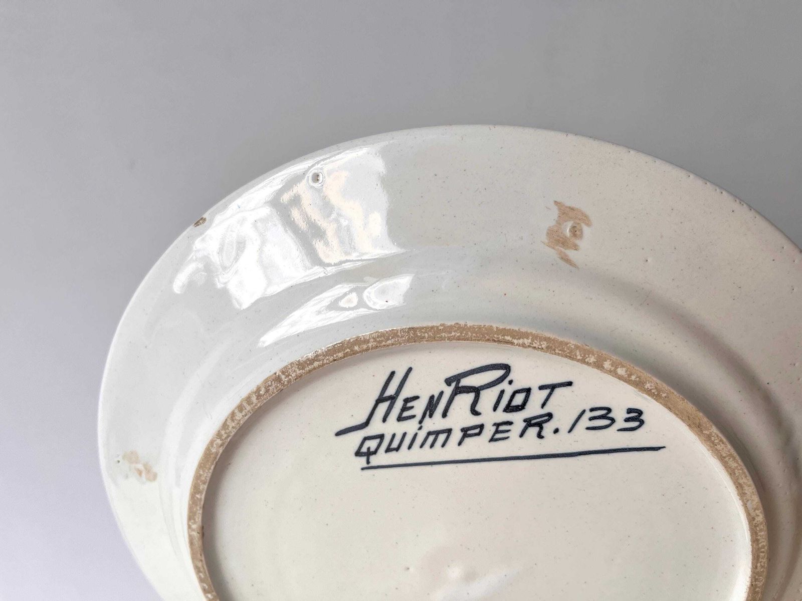 photo for sale Antiek Henriot Quimper bord van Jim Eugène Sevellec, Bretonse visser, aardewerk, art deco