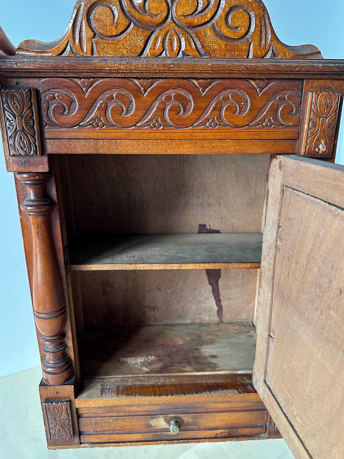 Meubels Antiek Frans houten apothekerskastje, medicijnkast met geslepen spiegel en schelpvormig fronton photo