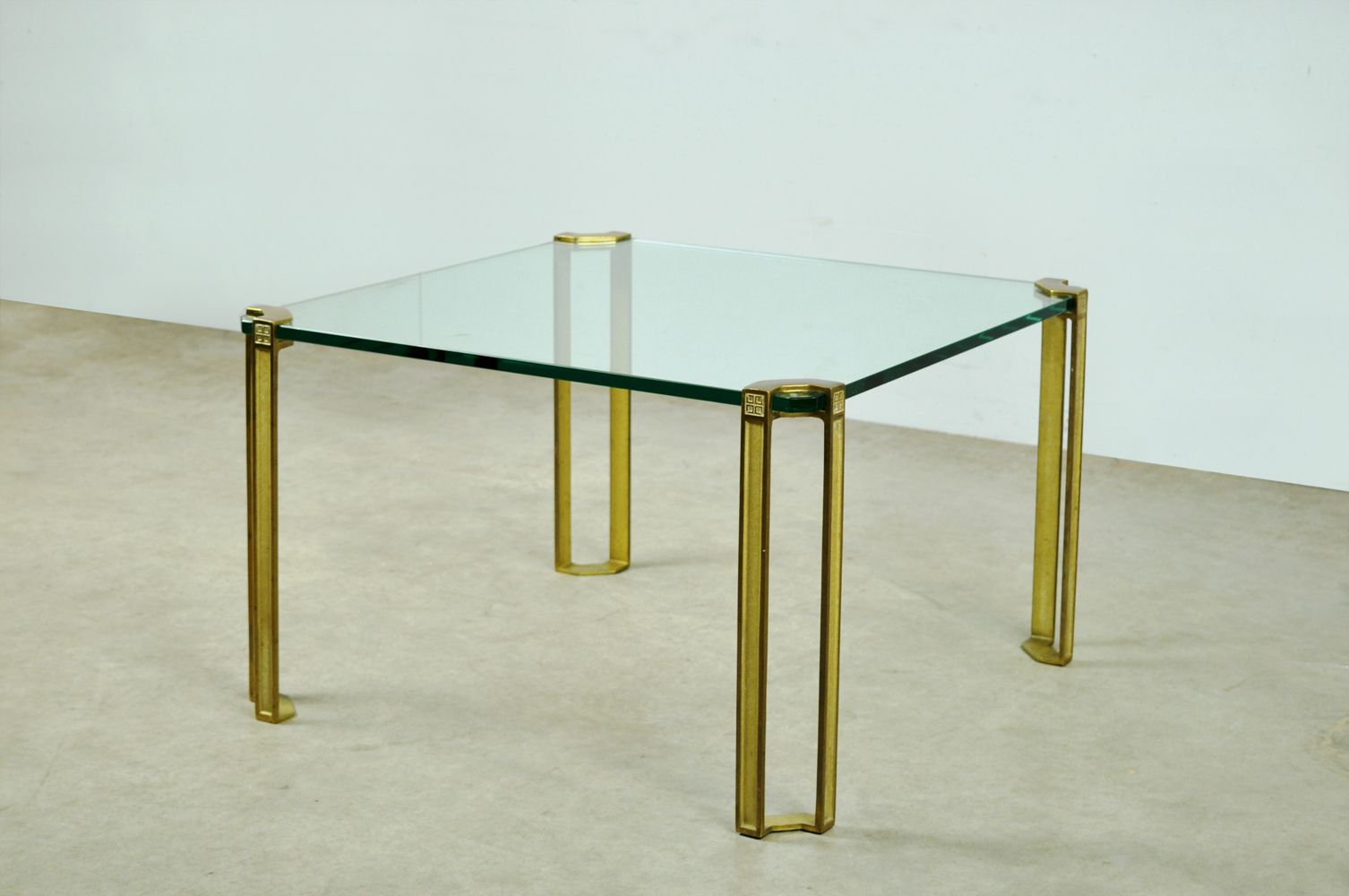 Glazen salontafel met messing onderstel van Peter Ghyczy, jaren 1970 photo for sale