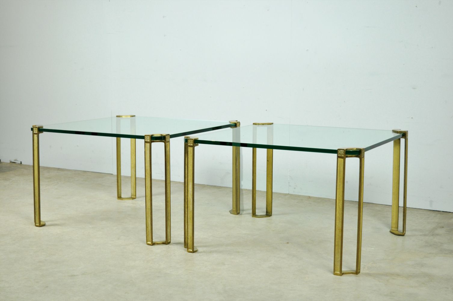 Meubels Glazen salontafel met messing onderstel van Peter Ghyczy, jaren 1970 photo