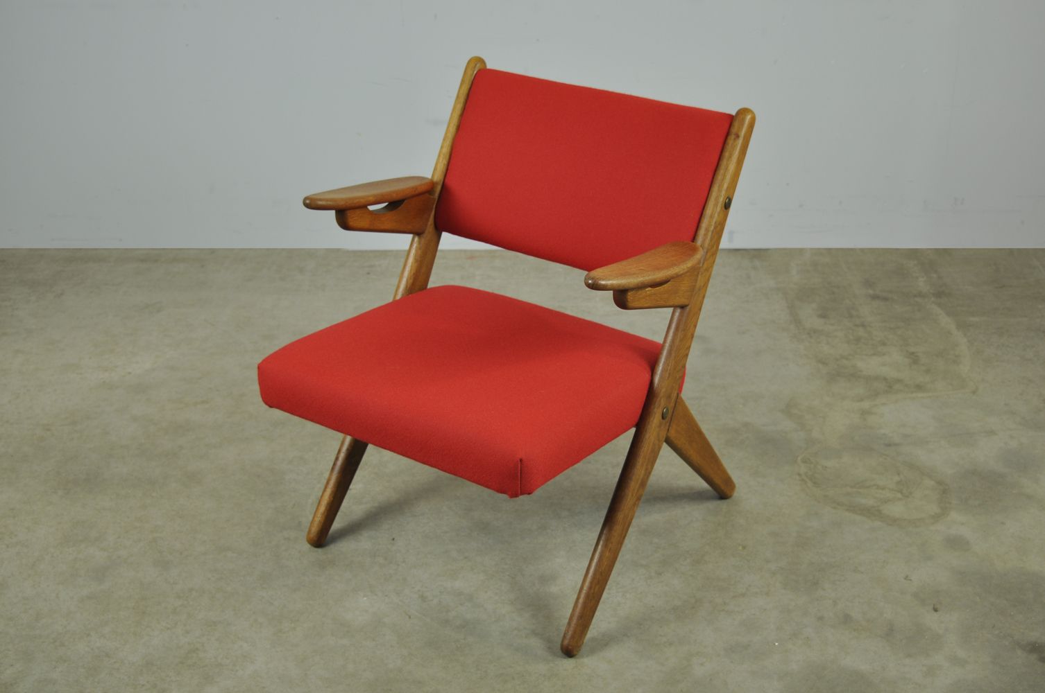 Klassieke Deense vintage schaarfauteuil van Arne Hovmand Olsen in eiken, jaren 1960 photo vinterior