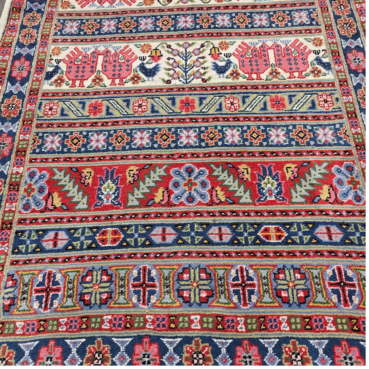 Tapis en laine tunisien noué à la main, seconde moitié du XXe siècle photo for sale