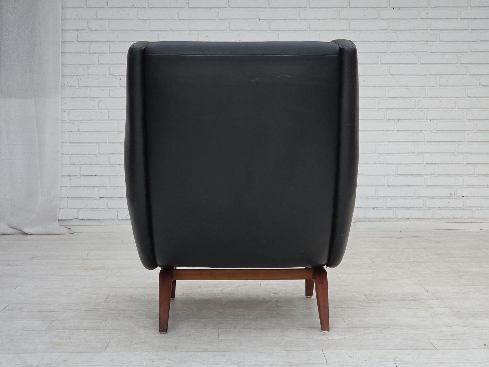photo for sale Ca. jaren 1960, Deens design van Illum Wikkelsø, fauteuil, model 110, leer, teak.