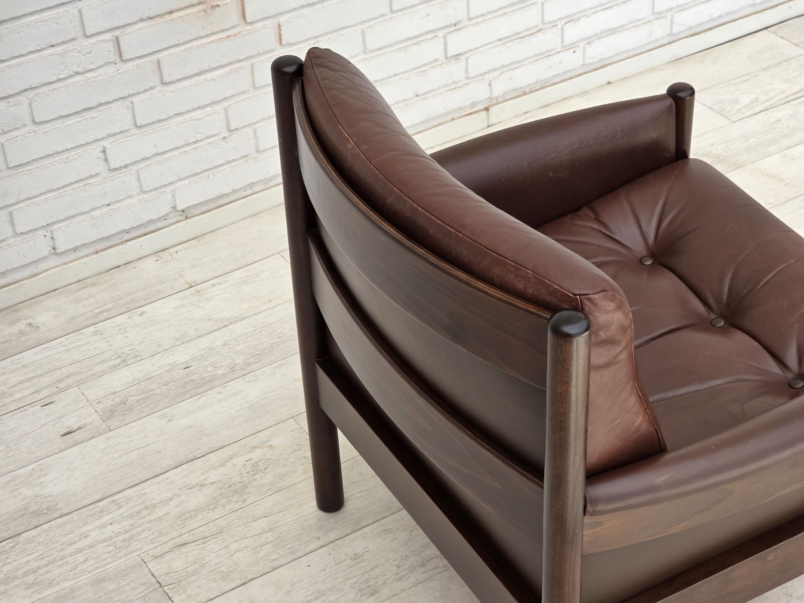 Meubels Ca. jaren 1970, Scandinavische fauteuil, meubelsleder, beukenhout. photo