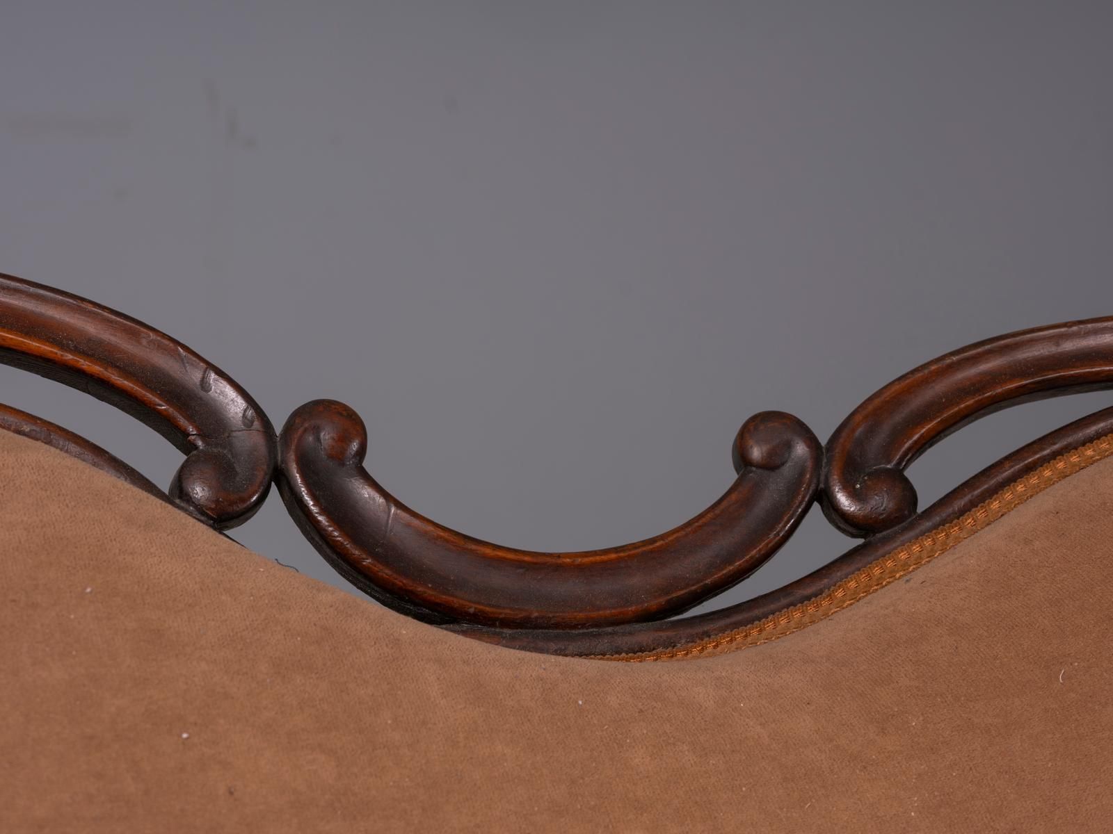 Vintage Houten Bank met Gesneden Decoratief Frame en Bruine Bekleding, 165 × 145 × 109 cm photo Meubels
