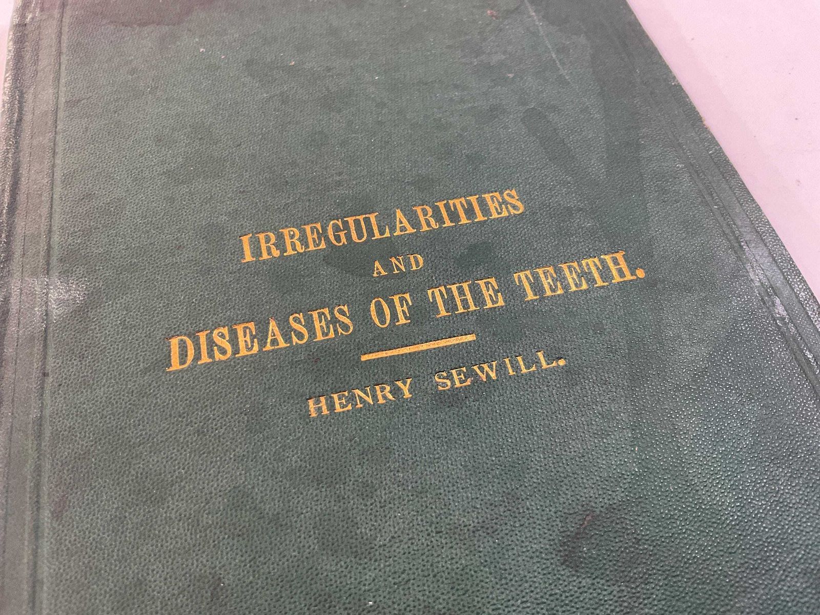 Antiek tandheelkundig boek uit 1870: Irregularities And Diseases Of The Teeth door Henry Sewill, Victoriaanse medische geschiedenis en tandheelkundige curiosa photo Woonaccessoires