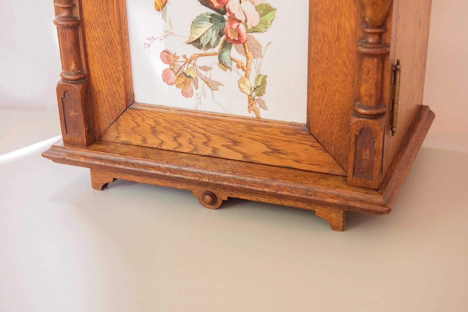 photo furniture Armoire murale néo-gothique allemande d'époque en chêne sculpté, avec panneau de carreaux floraux