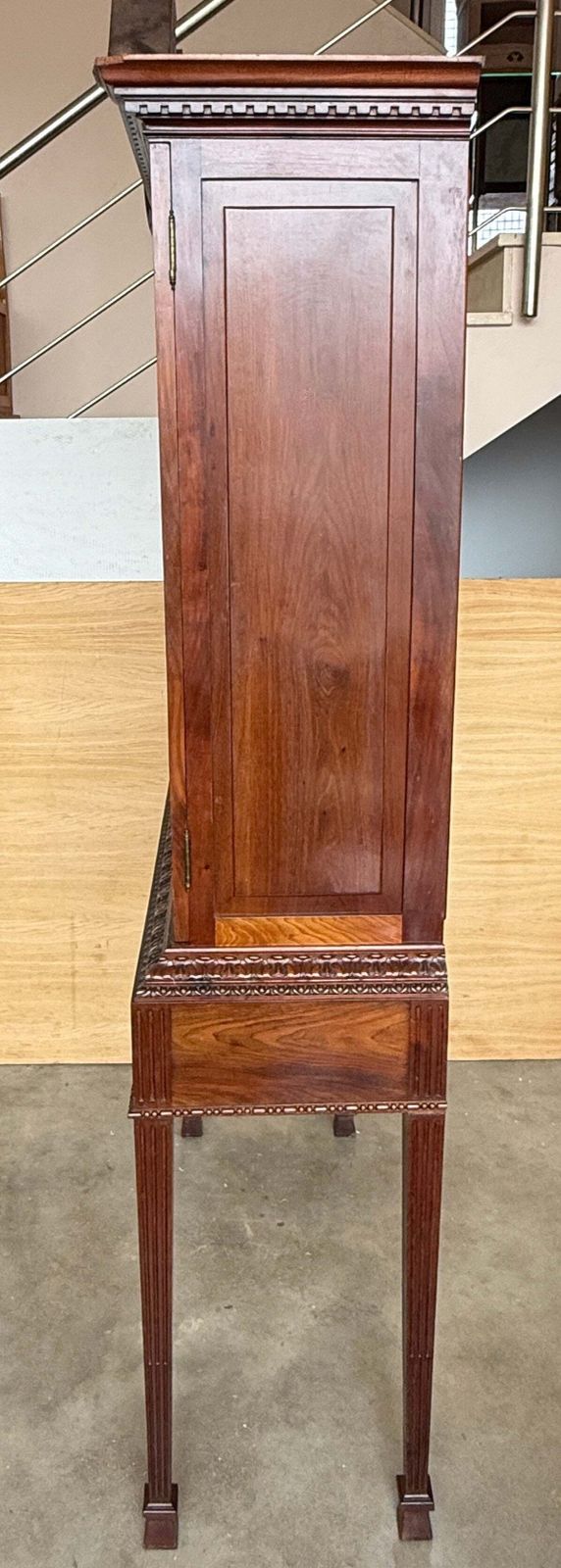 Vitrine espagnole de style néo-géorgien en bois de noyer, avec piédestal et vitrage photo vintage